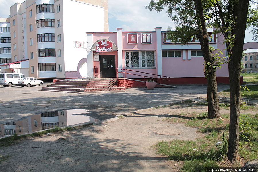 Впрочем прогулку мы начнем не оттуда, а с северо-западных окраин, где мы и жили недалеко от милого магазинчика с названием 