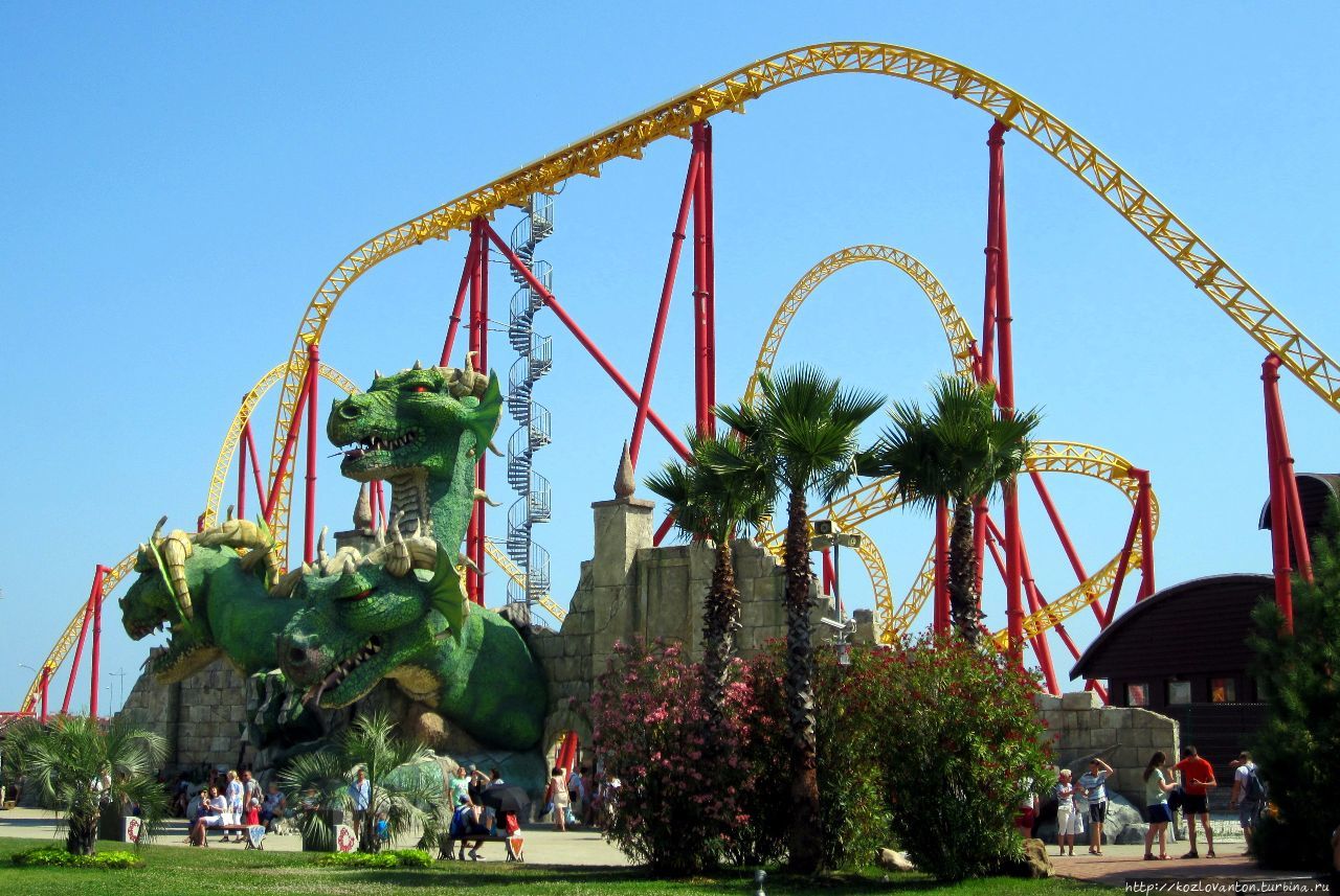 И третий (главный!) хит Сочи Парка — Змей Горыныч. К тому, что написал о нём в предисловии, добавить больше нечего. Адлер, Россия