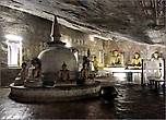 Особенно впечатлил пещерный храм  Махараджалена, датируемый 1 веком до нашей эры. Его изюминкой, на мой взгляд, является ступа в окружении 11 скульптур Будды, внешне отличающихся друг от друга.