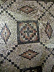 Мозаика на полу, сохранившаяся от самой первой раннехристианской церкви (видим изображение крестов на полу, которые впоследствии в V веке были запрещены)