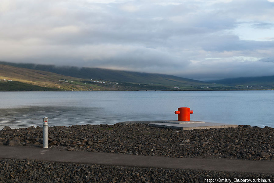 Памятник красному кнехту, Акурейри Исландия