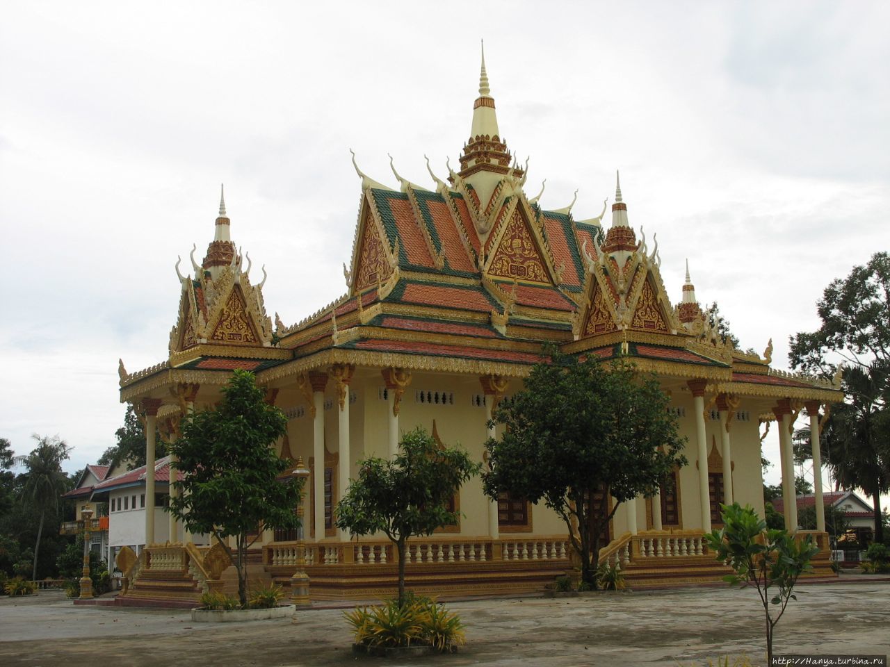 Храм Ват Кром / Wat Krom, или Wat Utynieng