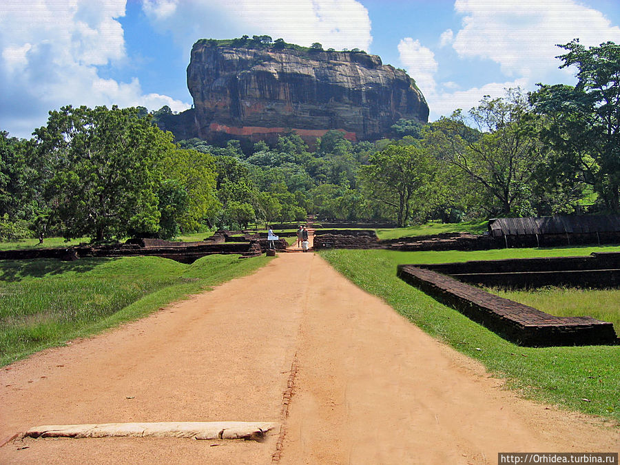 Идем к горе. Слева и справа бассейны, в которых были фонтаны Сигирия, Шри-Ланка