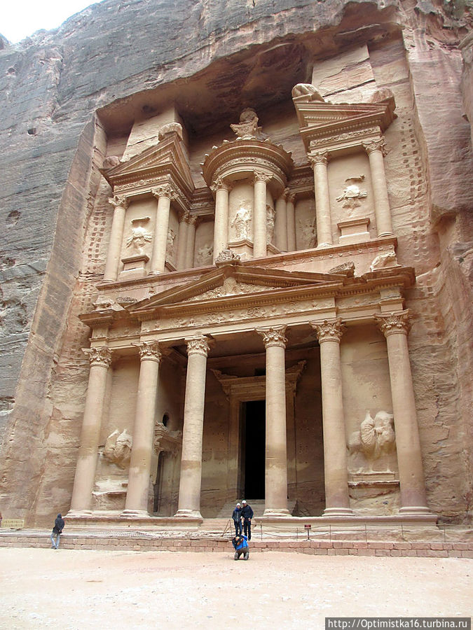 Петра. Продолжение. На площади у мавзолея Эль-Хазне Петра, Иордания