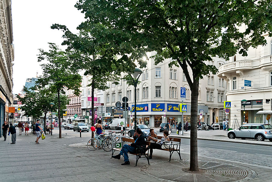 А, во-вторых, все продумано для удобства людей. Каждый пятачок огромного города.