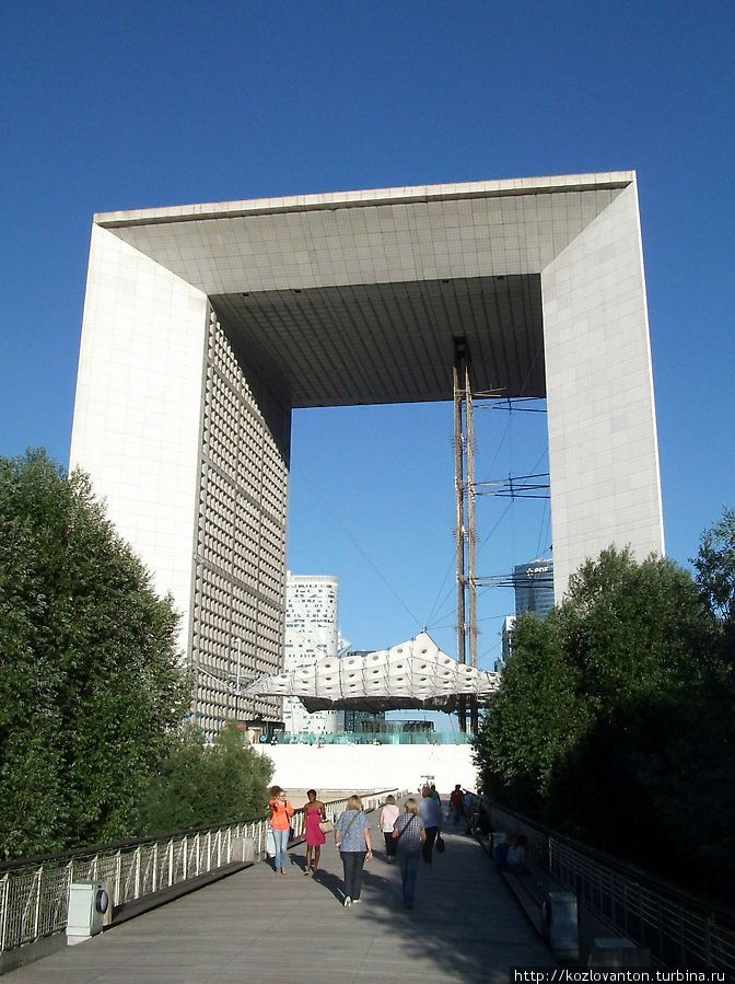 Гранд-арка — визитная карточка Дефанса. Она была построена в 1989 г. и является завершением большой арочной оси Парижа, протянувшейся от арки Лувра через Триумфальную арку до Дефанса. Длина, ширина и высота арки примерно одинаковы — 110 метров. Париж, Франция