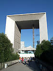 Гранд-арка — визитная карточка Дефанса. Она была построена в 1989 г. и является завершением большой арочной оси Парижа, протянувшейся от арки Лувра через Триумфальную арку до Дефанса. Длина, ширина и высота арки примерно одинаковы — 110 метров.
