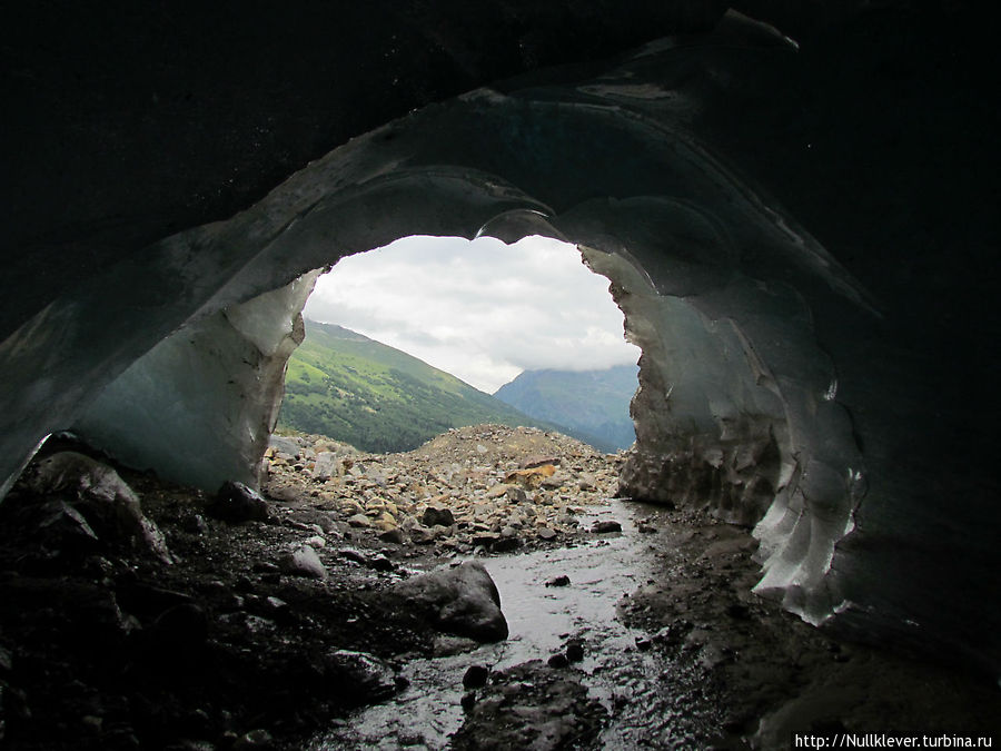 Вид из глубины пещер. Домбай, Россия