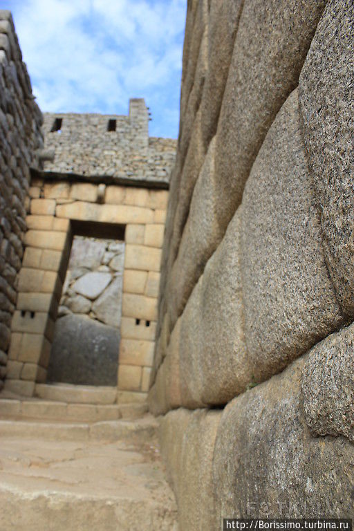 Древние стены построены очень надёжно Перу