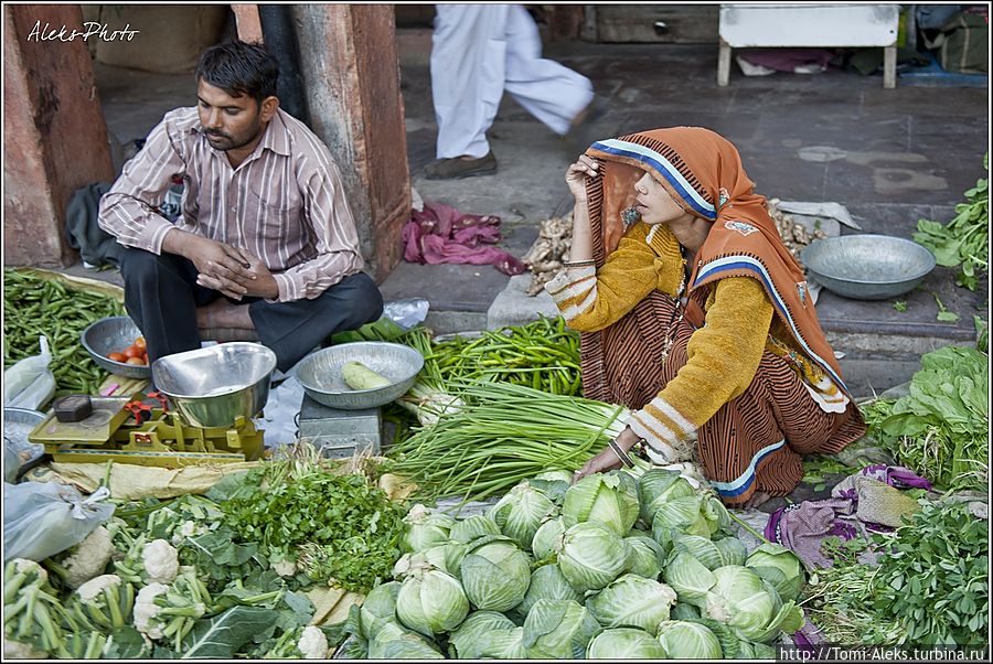 Как они умудряются превратить улицы города в сплошной базар — ума не приложу...
* Джайпур, Индия