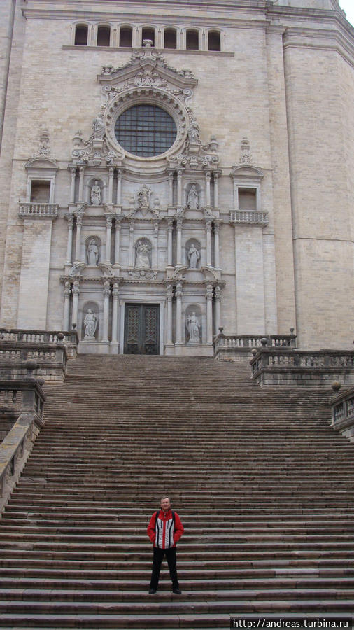 На ступеньках Кафедрального собора Барселона, Испания