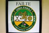 Эмблема команд хёрлинга и гэльского футбола графства Оффали.