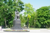 Если дойти до сквера А.П. Чехова, то там вы увидите памятник, установленный в 1960 году. Помимо памятников писателю в городе есть памятники чеховским героям. Они расположены в центре города, но предполагают достаточно продолжительную прогулку.