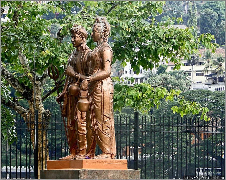 *А вот и легендарная принцесса, доставившая из Индии на Цейлон  ценную реликвию, спрятав её в своих волосах Канди, Шри-Ланка