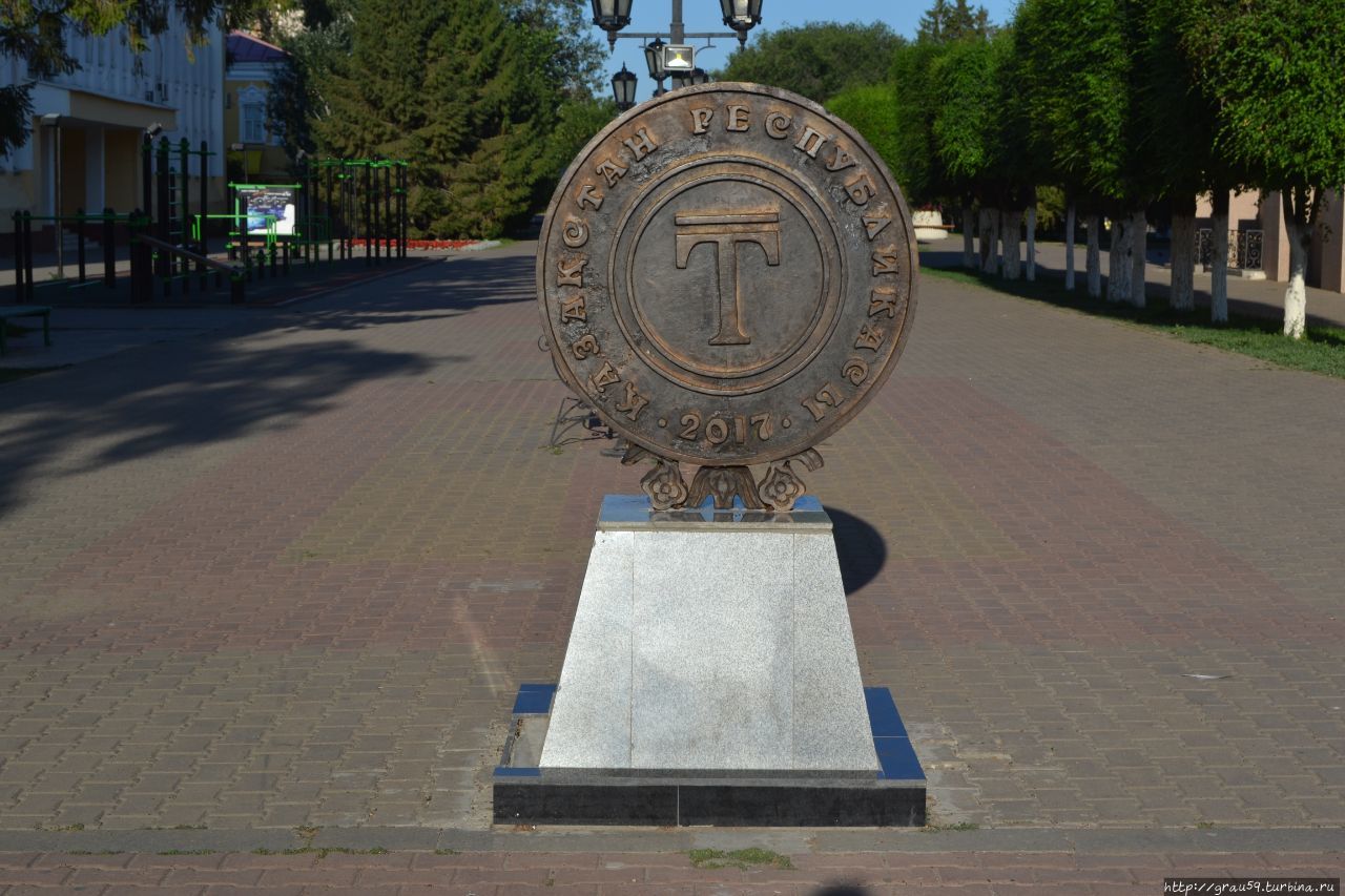 Памятник тенге / Тенге