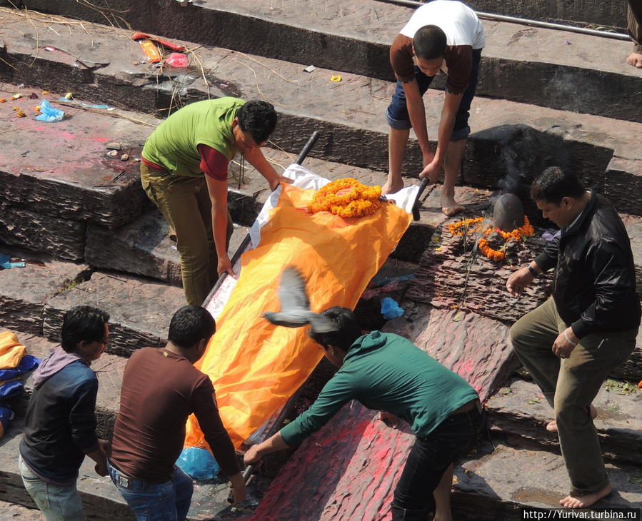 Омовение тела закончено Катманду, Непал