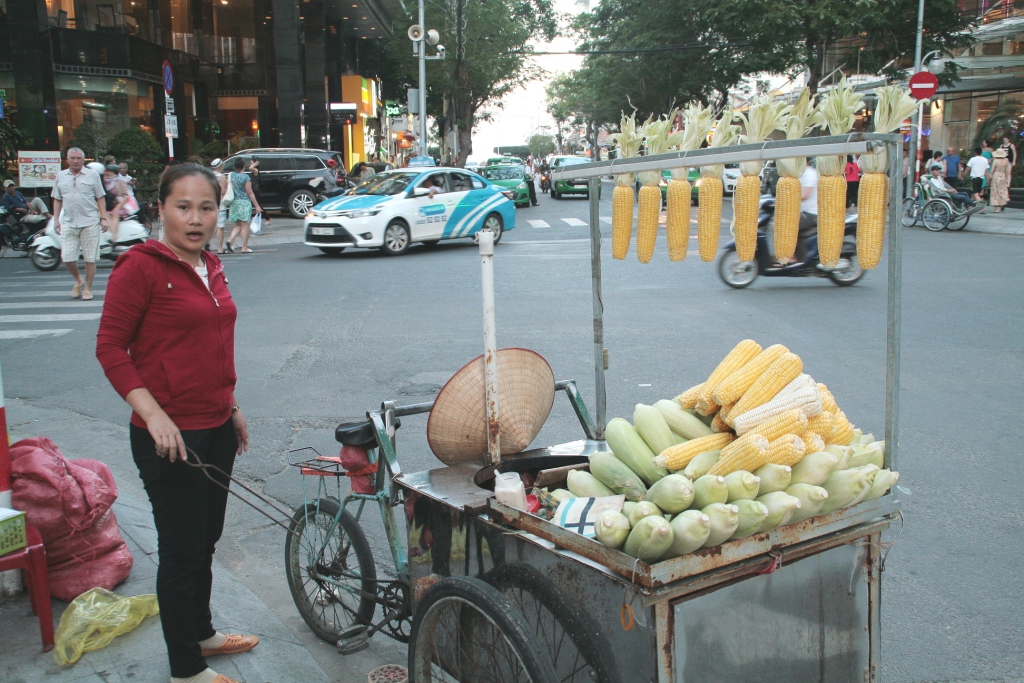 Продавец кукурузы на пару. Вьетнам