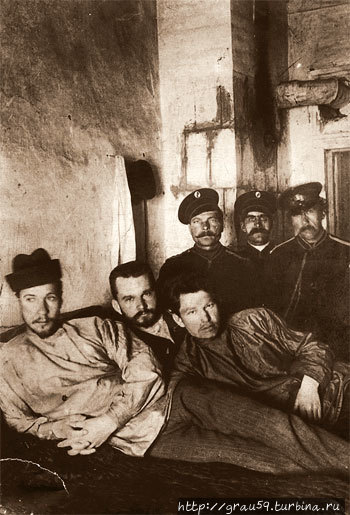 Прокопович с членами кружка Дроновым и Шейном в тюрьме Раненбурга в 1906 году (http://lpgzt.ru) Чаплыгин, Россия