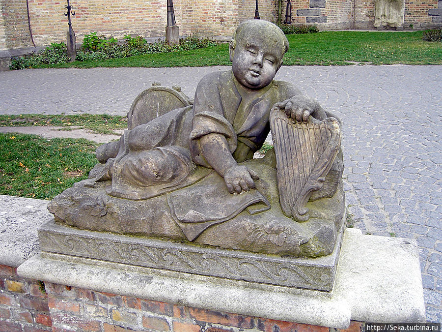 Эти очаровательные скульптуры находятся у здания церкви Богоматери и дворца Груутхус Брюгге, Бельгия