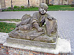 Эти очаровательные скульптуры находятся у здания церкви Богоматери и дворца Груутхус