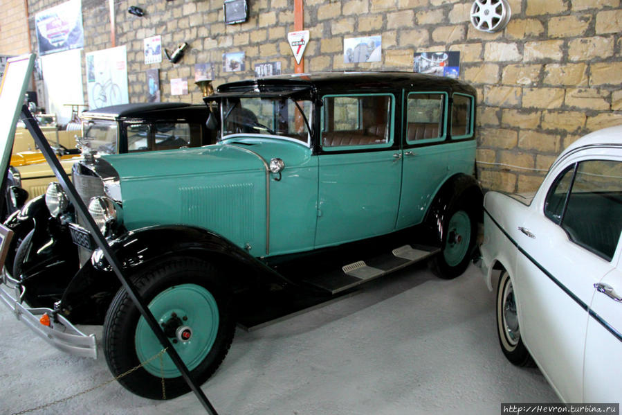 Грехем Пейдж 612. 1929 года выпуска 21.6 лс. 6 цилиндров. Автомобиль привез на Кипр директор американской радиостанции Караваса. В 1945 году ее купил киприот за 500 британских фунтов. В 80-х гг. ее купил Андре Чартзиоти, автомобиль был сильно поврежден. После 10 лет восстановительных работ и реконструкций, автомобиль приобрел тот внешний вид, который есть сейчас.