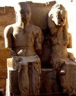Единственный памятник Тутанхамону и одной из его 12-ти жён. Напомню: этот фараон заступил на свой пост в возрасте 9 лет, а умер – в 18. Укатали Сивку крутые фараонки?..