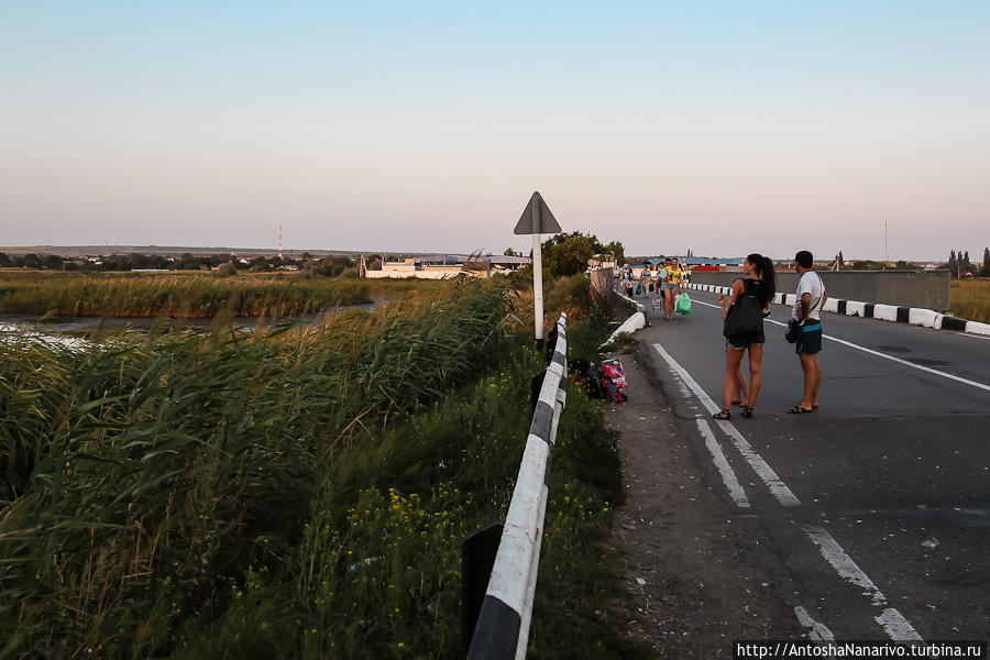 Дорога на нейтральной полосе, вид в сторону Украины. Молдова