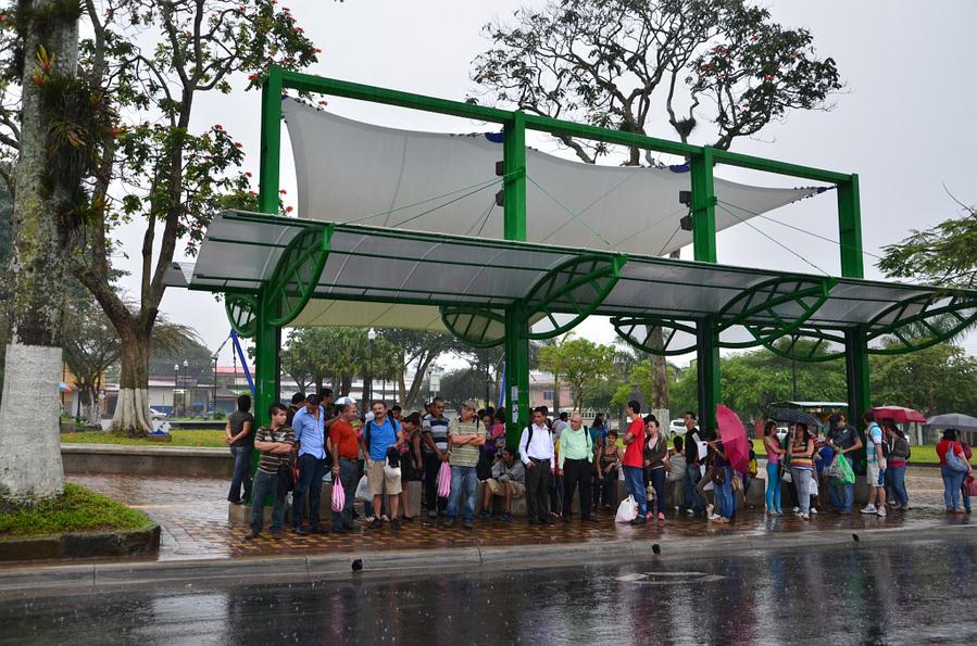 Жители Алахуелы ждут автобуса Сан-Хосе, Коста-Рика