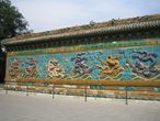 Парк Бэйхай. Стена 9 драконов Цзюлунби    (16 в.), высота 6,9 м, длина – 26 м