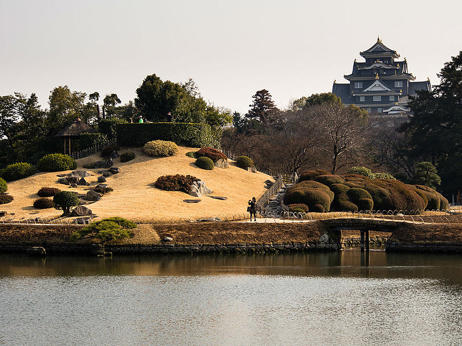 На заднем плане — реконструированный замок Окаяма. Окаяма, Япония