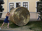 В Кремле сейчас (до октября 2013 года) проводится выставка Мозаика, это один из её экспонатов — стожок  сена из кусочков стекла.