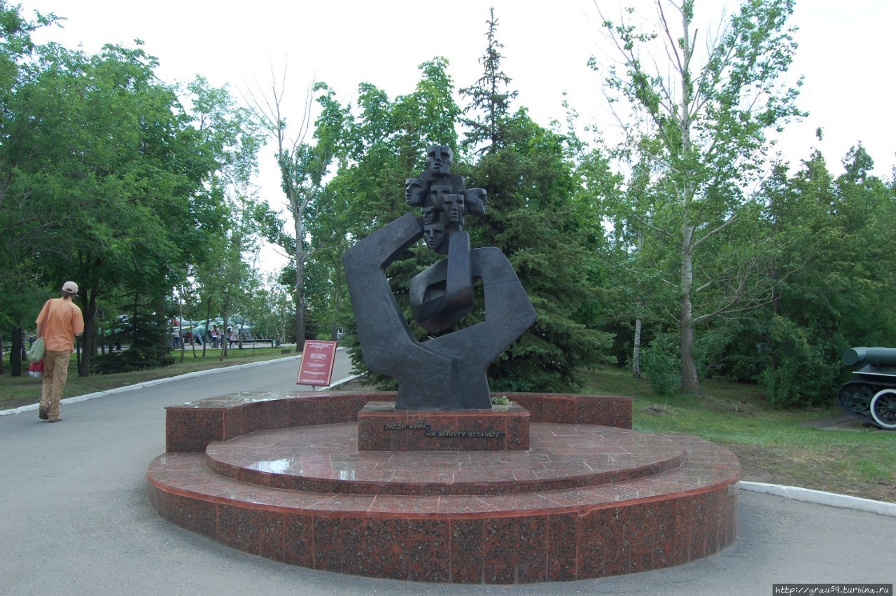 Памятник малолетним узникам фашизма (Саратов). Памятники в парке Победы в Саратове памятник малолетним узникам. Парк Победы Саратов - памятник пожарным. Узникам вашизмапарке Победы Омск
