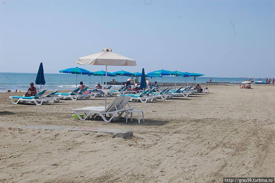 Между пляжами Кастела и Макензи Ларнака, Кипр