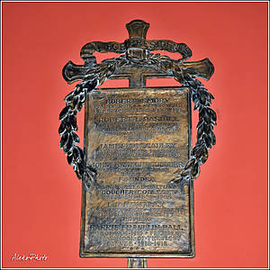 Главный результат его деятельности в том, что число прихожан методистов увеличилось с его помощью с 1200 до 214 тысяч человек...
Еще одна доска — в память об отличившихся людях...
*