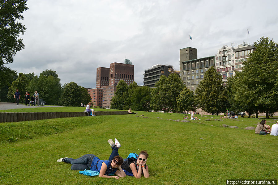 На заднем плане Городская ратуша.Ежегодно в здании Ратуши проходит церемония вручения Нобелевской премии мира.