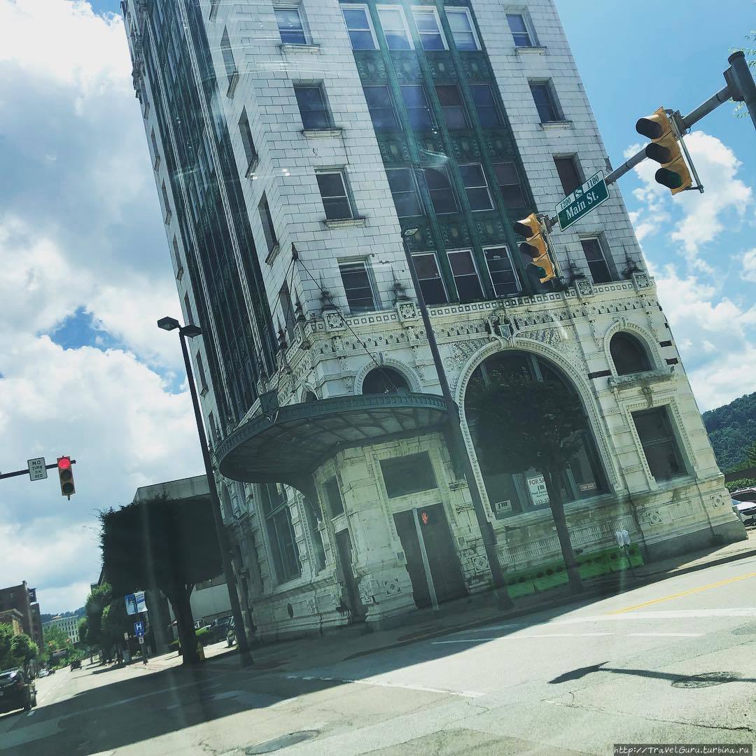 Некогда здание банка, а теперь просто офисное здание, высочайшее в городе Вилинг, CША