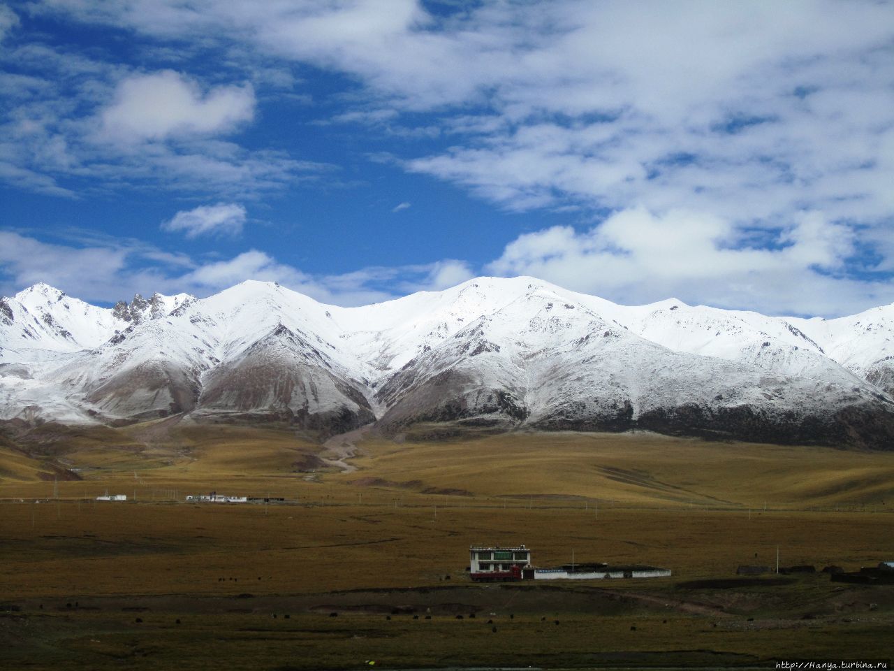 Виды за окном по дороге в Лхасу Тибет, Китай
