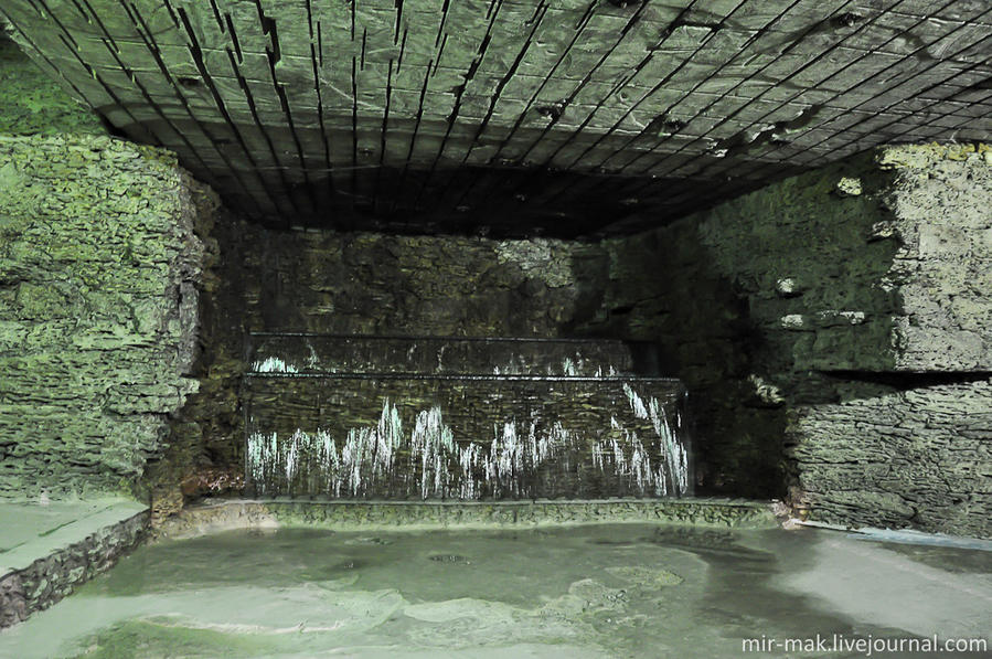 Остановка у подземного родника, воду из которого можно смело пить. Милештий Мичь, Молдова