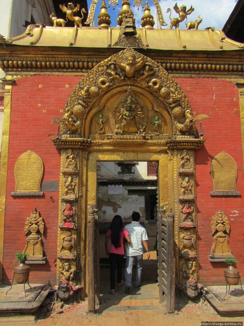 Замысловато украшенные Золотые ворота,ведущие во дворец.Ч97.