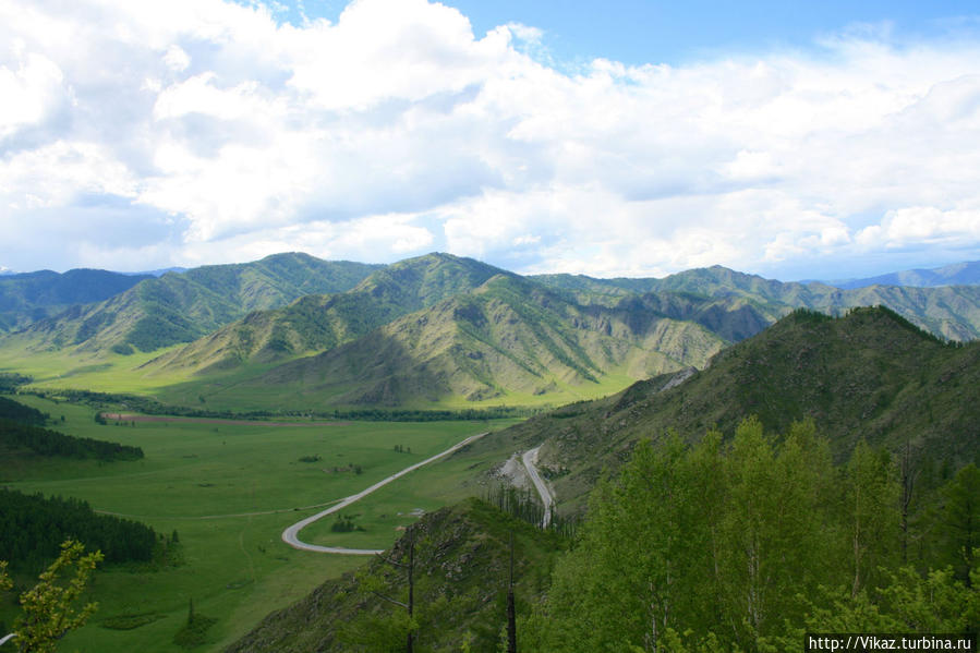 Фото сделано со старой дороги перевала Чике-Таман. Внизу — петля новой дороги Перевал Кату-Ярык, Россия