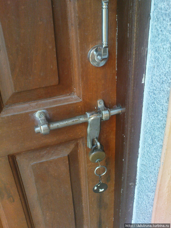 Дверь с засовным типом замка очень распростронена в Арамболе... Арамболь, Индия