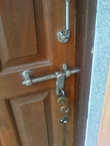 Дверь с засовным типом замка очень распростронена в Арамболе...