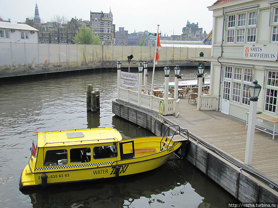 Катер на канале Сингл. Амстердам, Нидерланды