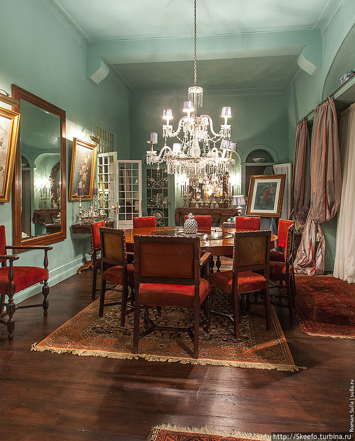 Дому около 300 лет. Интерьеры дома несколько сумбурные, но в целом — очень уютно. Ананасы везде.