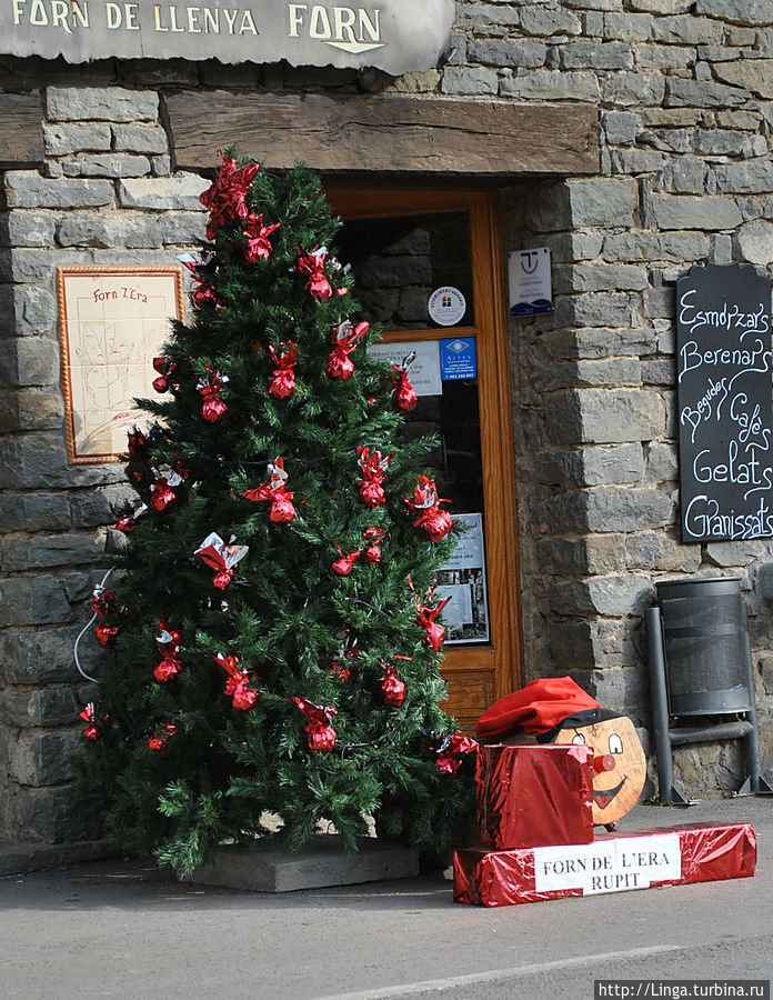 рождество в барселоне. тио надаль полено. тио де надаль. салют в барселоне.