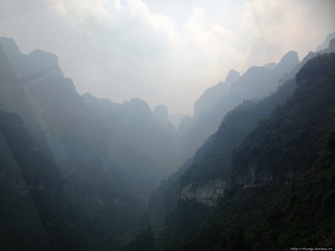 Фуникулер к горе Тяньмэнь Чжанцзяцзе Национальный Лесной Парк (Парк Аватар), Китай