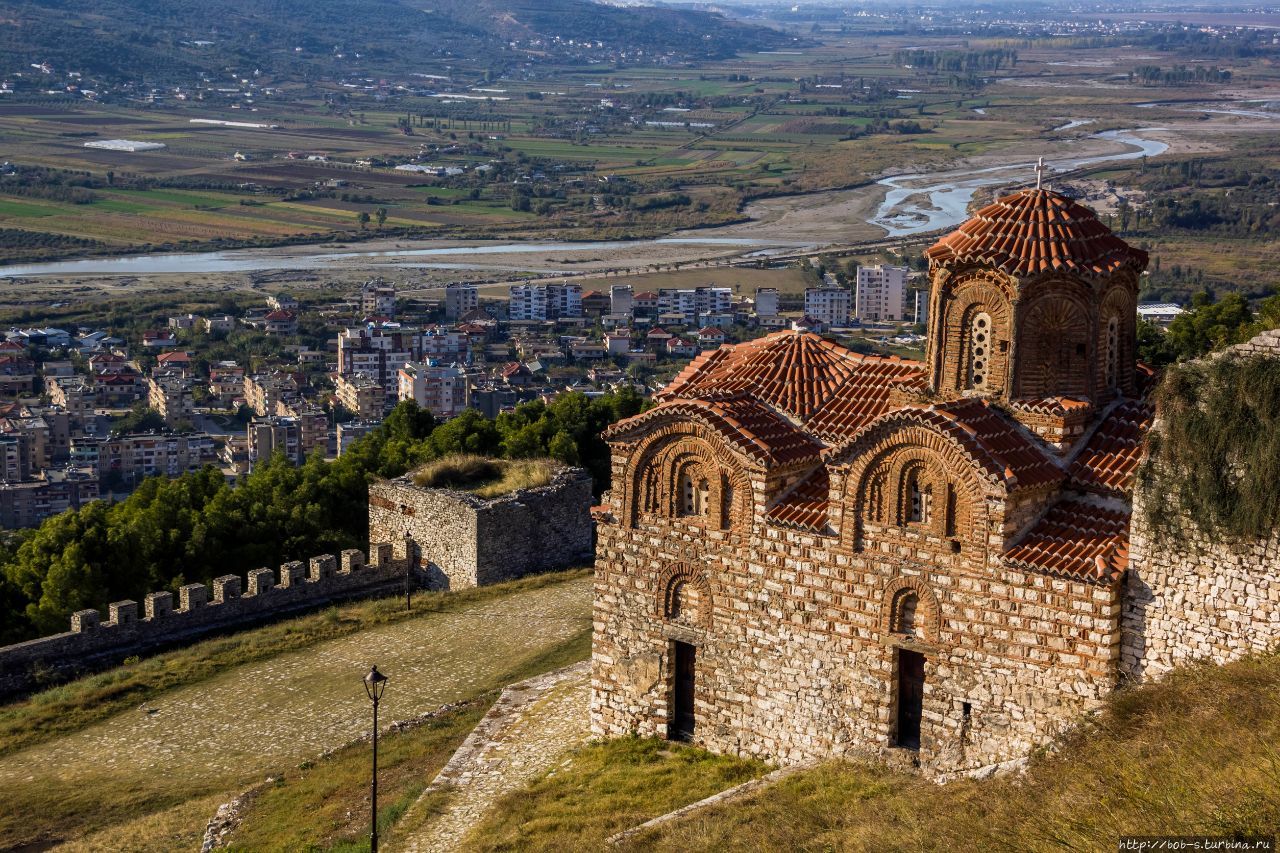Развалины древнего храма на территории крепости Берат, Албания
