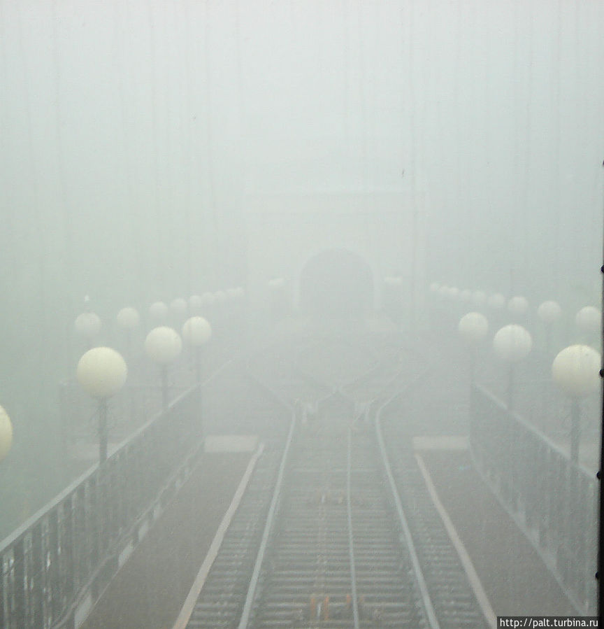Фуникулер в тумане — это почти мистика. А за туманом такая красота, но это уже другая история солнечного дня А сегодня — мистика! Владивосток, Россия