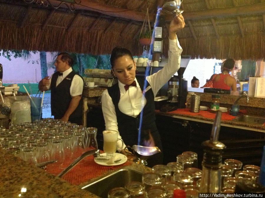Майя готовит коктейль Кофе по-мексикански Плая-дель-Кармен, Мексика