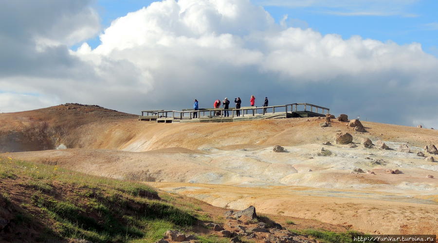 До оранжевой «глиняной горы» Лейрхньюкюр нужно пройти около километра Рейкьяхлид, Исландия